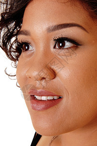 一位种族混杂的年轻女子脸部照片带着美丽的大眼睛与白种背景隔绝图片