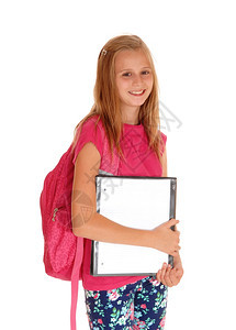 一个漂亮的金发女孩背着她的粉红色包手拿着一个文件夹准备上学与白种背景隔绝图片