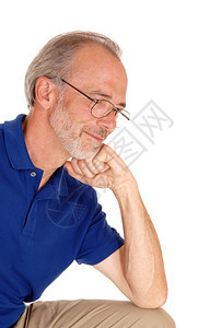 近距离的画面一个中年男子戴眼镜他的一只手在下巴微笑孤立的白色背景图片