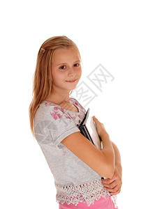 一个笑的金发女孩穿着粉红色裤子胸前紧贴着皮夹被白背景隔离图片