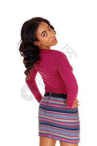 一个可爱的非裔美国女人长的卷发黑从背后站立弯腰倒着与白背景隔绝图片