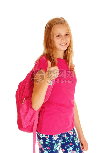 一个可爱又瘦的女孩背着包站在白后方微笑着准备上学图片