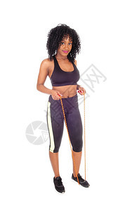 一名非洲裔美国女身穿运动服着一条绳子与白人背景隔绝图片