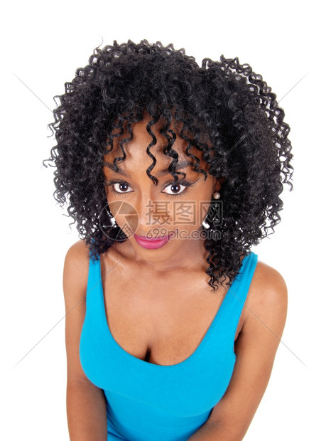 一位美的非裔籍女子穿着卷发黑的肖像从前面孤立的白色背景图片