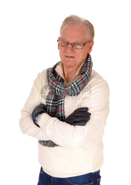 一位退休的老人穿着毛衣围巾和皮革花身着腰部与白种背景隔绝图片