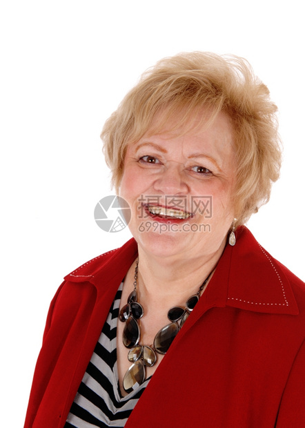 一张特写肖像个美丽的微笑着老女人带金发和红胸图片