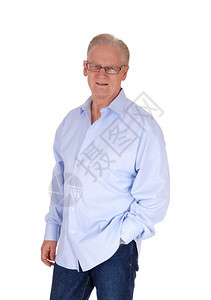 一个长相不错的老人戴着眼镜穿蓝色衬衫单手穿着牛仔裤图片