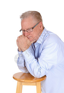 70年代的老人带着眼镜和灰色头发跪着双手被折叠和祈祷白种背景隔离图片