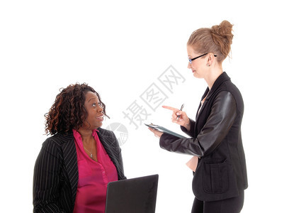 一名非裔美国人和高加索女穿着商务服聊天特写为白种背景隔离图片