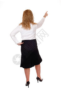 一个中年女商人穿着黑裙子和白上衣背靠站着用伸展的手与白背景隔绝图片