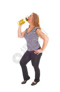 一位金发女人穿着衣服手里拿一个水壶站在外表上被白种背景隔绝图片