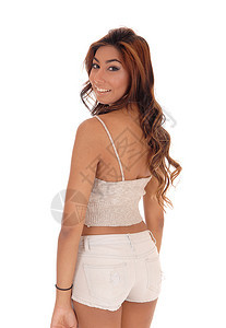 一个站在背面的漂亮女人穿着米色短裤仰望肩膀与白种背景隔绝图片