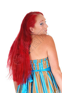 一张30多岁女人的肖像仰望着肩膀长红发图片