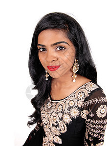 一位美丽的年轻印度女人穿着原始服装长的黑头发站在肖像孤立的白色背景图片