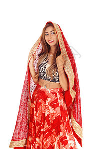 一位美丽的高加索女人站在一个长的红裙子黑色上衣和漂亮围巾上头顶着她的图片