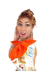 一个穿着暑期服的年轻美女腰围起身与白色背景隔绝带着大橙色弓图片