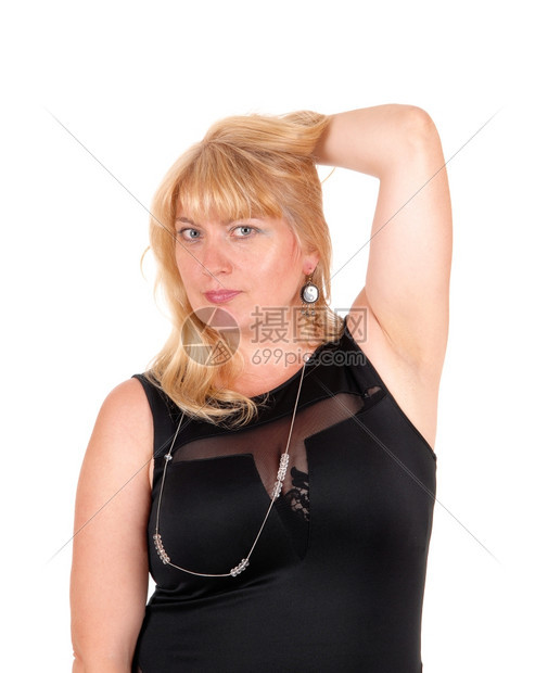 一个可爱的金发女人特写肖像站在黑色晚礼服一只手在头上图片