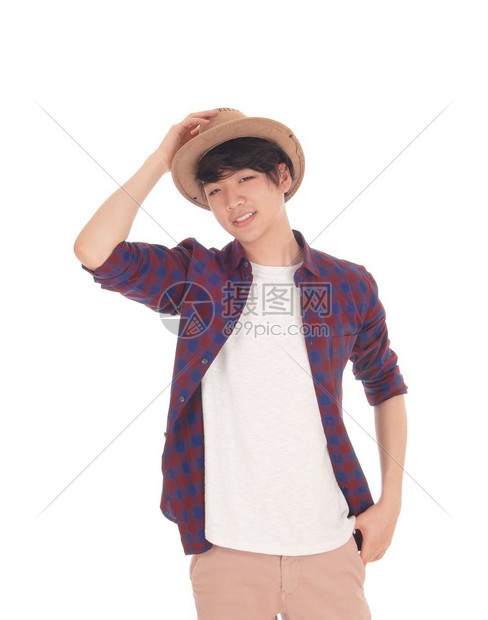 一个快乐的亚裔青少年站在一身格斗的衬衫上握着他的手戴帽子与白种背景隔绝图片