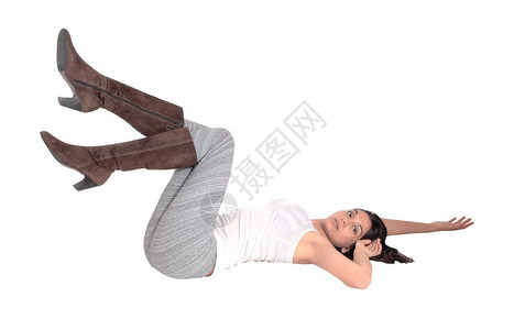 一个可爱的西班牙年轻女人躺在灰色的腿上一双靴子在地板上与白种背景隔绝图片