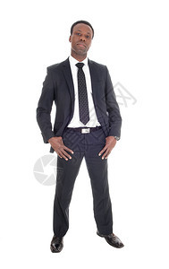 一个高的英俊非裔美国人男子站在黑暗西装上与他的猛击领带图片