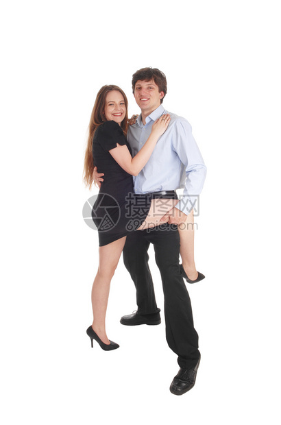 一对可爱的年轻夫妇穿着黑色裙子衣服裤子站立跳舞腿抬起来与白种背景隔绝图片