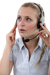 接受顾客电话的女呼叫中心工人图片