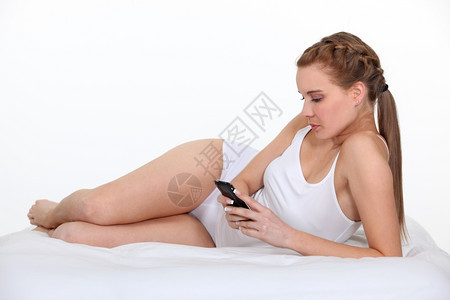女人与电话躺在床上图片