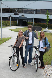 有自行车和滑板的年轻人图片