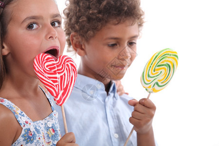 关闭两个儿童吃棒糖图片