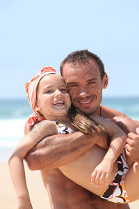 父亲和女儿在海边背景图片