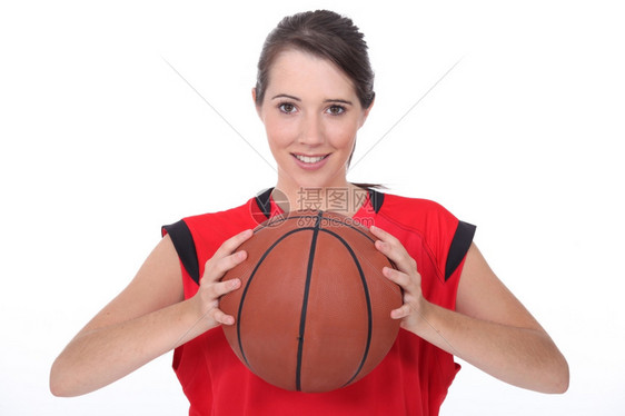 一名年轻女篮球运动员图片