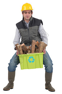 男子携带可回收木材箱图片