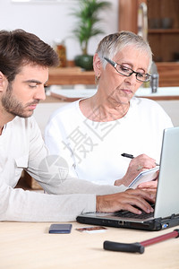 男子帮助老年妇女图片