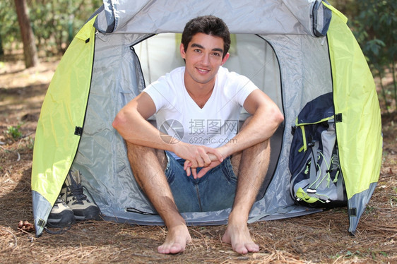 青年露营车在帐篷附近摆姿势图片
