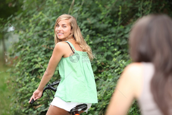 两个骑自行车的少女图片