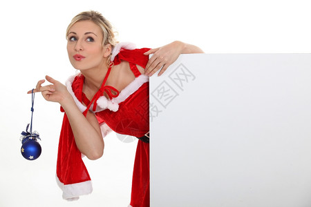 女人打扮成圣诞夫拿着空白板图片
