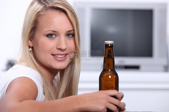金发美女手里拿着一瓶啤酒图片