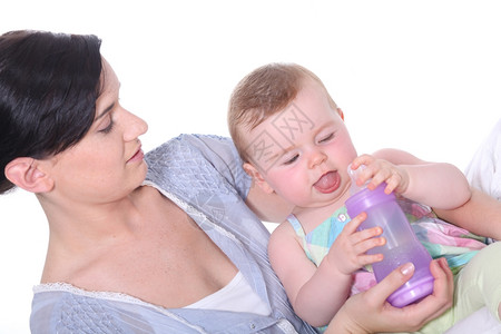 母亲用奶瓶给婴儿喂奶图片