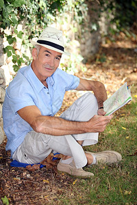 老年绅士阅读图片
