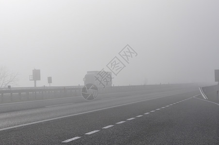 黎明时雾清晨在高速公路上冬雾图片