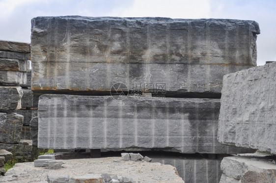 从皮埃蒙特采石场抽取并用于建筑的意大利Luserna石图片