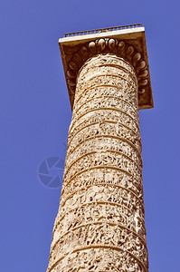罗马复古风格的柱廊广场古色古香的MarcusAurelius大理石柱位于柱廊广场图片