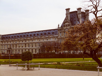 复古风格的巴黎卢浮宫法国巴黎卢浮宫博物馆图片