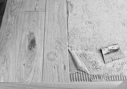 Wooden楼层在建筑工地造黑白木制板图片
