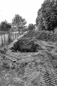 挖洞在建筑工地挖黑白洞图片素材