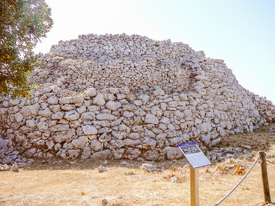 西班牙实近卡的托尔登加梅斯塔莱托马考古遗址中寻找老迹的图片