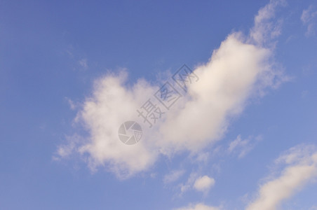 以云为背景的蓝色天空以云为背景的蓝色天空图片