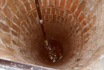寻找饮用水和园艺灌溉的深水井背景图片