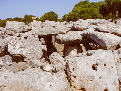 西班牙实近卡的托尔登加梅斯塔莱托马考古遗址中寻找老迹的背景图片