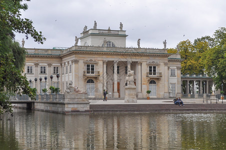 华沙的拉齐恩基宫波兰华沙2015年9月2日游客在拉齐恩科夫斯基宫前意思是拉齐恩基宫又名浴场宫或水上宫殿或岛上宫殿图片